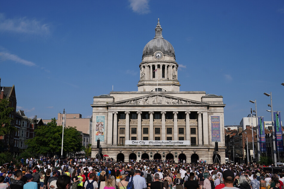 Zahlreiche Menschen nahmen an einer Mahnwache auf dem Old Market Square teil.