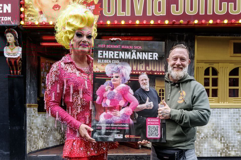 Die Travestiekünstlerin zeigte mit Kult-Türsteher Fabian Zahrt auf der Präsentation der bundesweiten Aktion gegen Gewalt im Nachtleben ein Plakatmotiv.