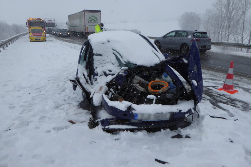 Auf der S293 fuhr eine VW Polo-Fahrerin auf einen Multicar-Transporter auf und musste verletzt in ein Krankenhaus gebracht werden.