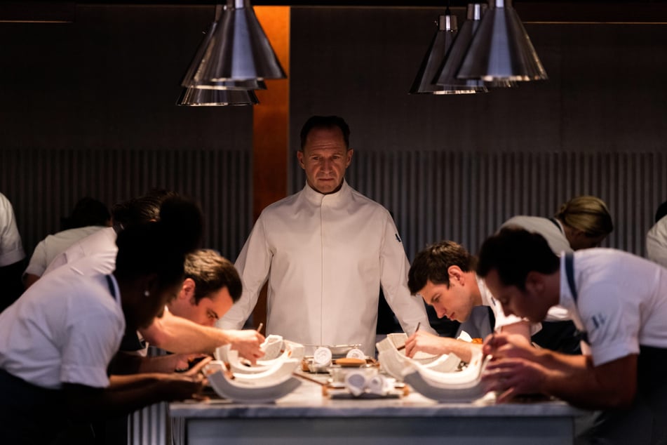 In der Rolle eines Küchenchefs serviert Darsteller Ralph Fiennes seinen Gästen eine erschreckende Mahlzeit.