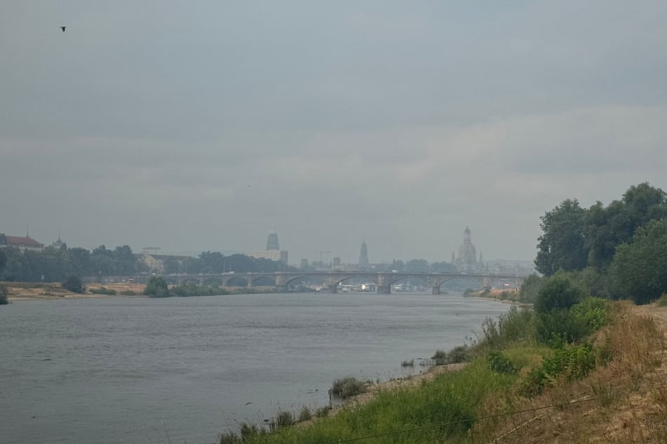 Dresden wurde am Donnerstagmorgen von Waldbrand-Rauch eingenebelt.