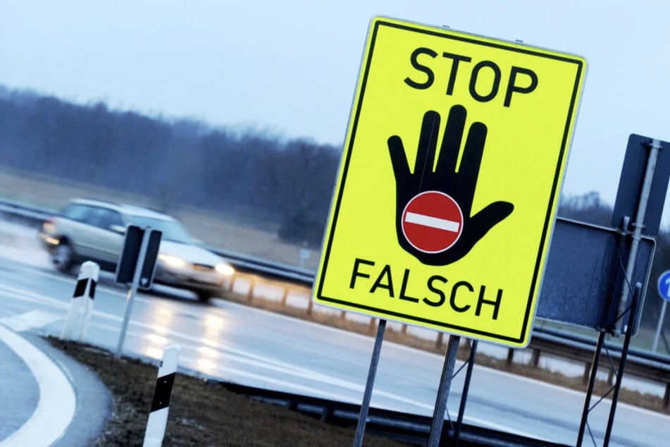 Zwei Autofahrer stoppten den 84-Jährigen, der auf der A4 einfach gewendet hatte. (Symbolfoto)
