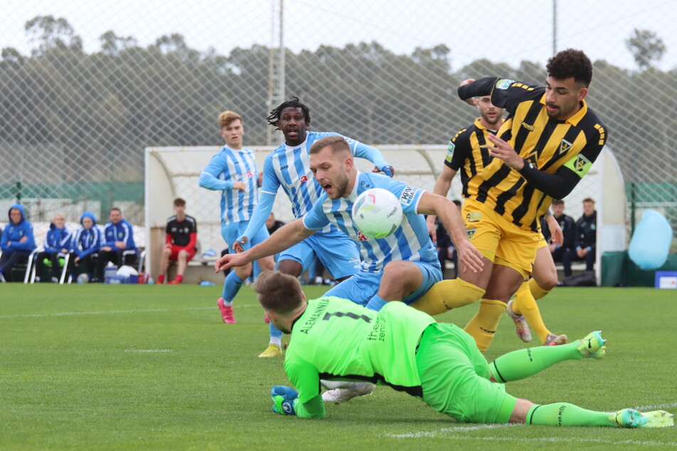 Der CFC erkämpfte sich am Mittwoch in Belek gegen Alemannia Aachen ein 2:2. Mit dabei: Probe-Stürmer Luc Elsner (19, M.) vom FC Erzgebirge Aue.