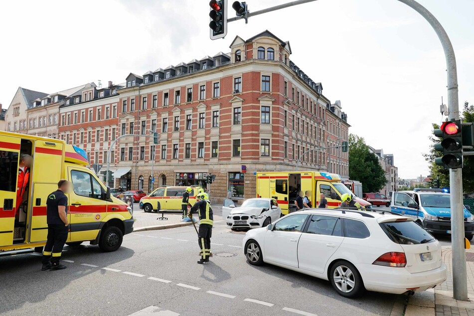 Mehrere Krankenwagen standen am Samstagnachmittag auf der Kreuzung Fürstenstraße/Hainstraße in Chemnitz. Dort waren zwei Autos ineinander gekracht.