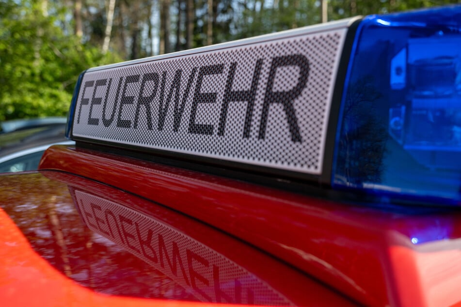 In Zell kämpfen Feuerwehr und Polizei noch gegen die Flammen - und ein Ende ist nicht in Sicht. (Symbolbild)