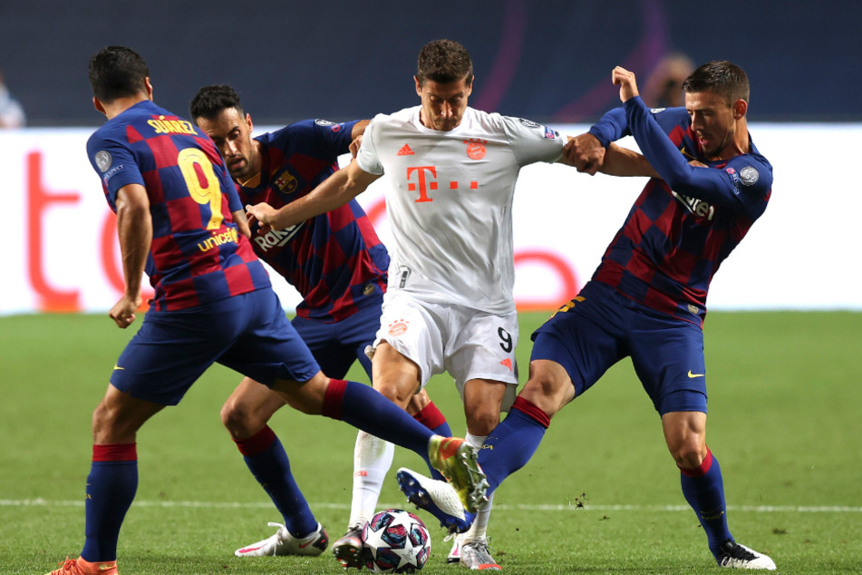 Robert Lewandowski umringt von Barca-Spielern.