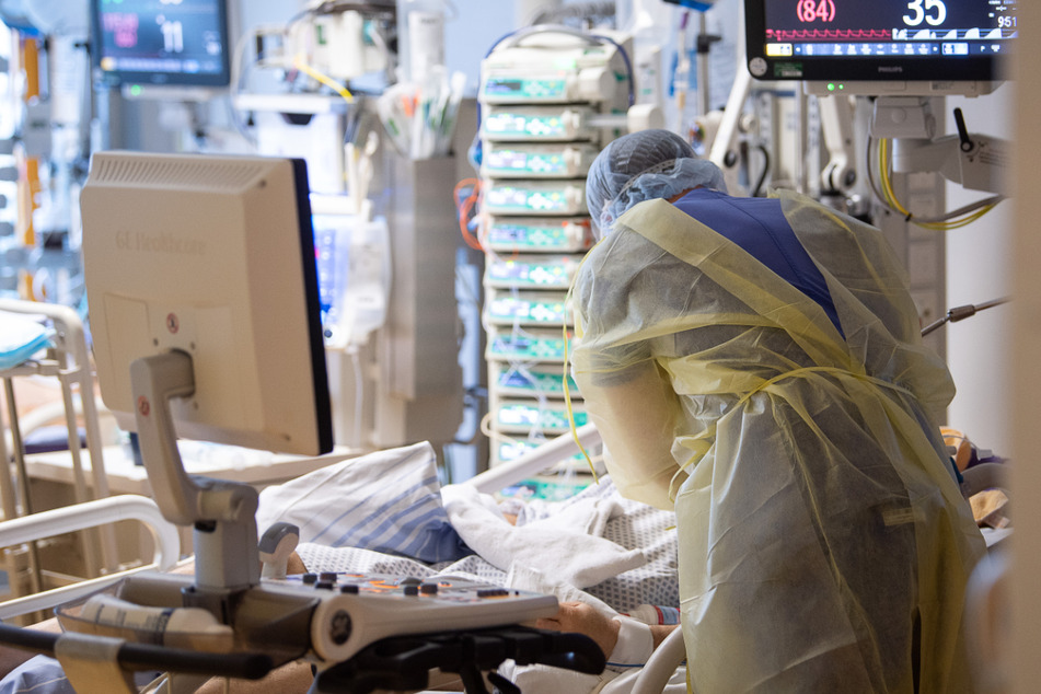 Ein Intensivpfleger arbeitet an einem Covid-19-Patient.