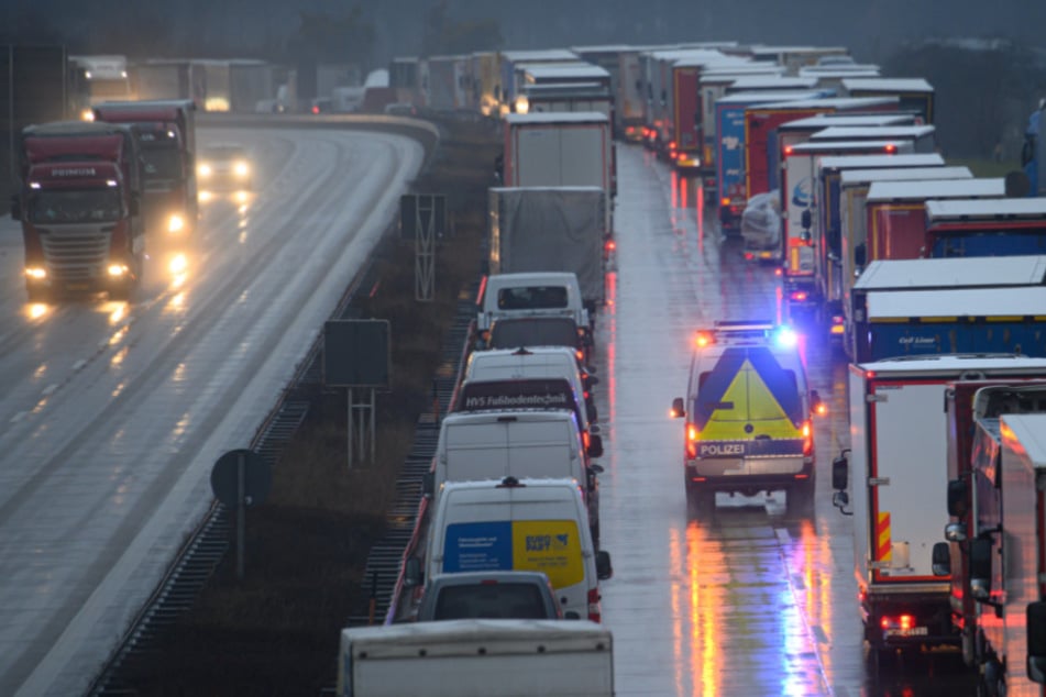 Unfall A4: Unfall auf A4: 27-Jähriger knallt mit Opel Corsa auf Lkw