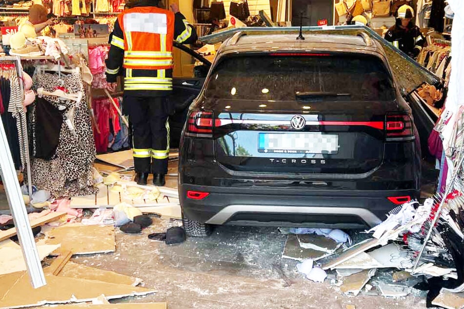 VW T-Cross kracht durch Schaufenster von "Ernsting’s family"-Filiale