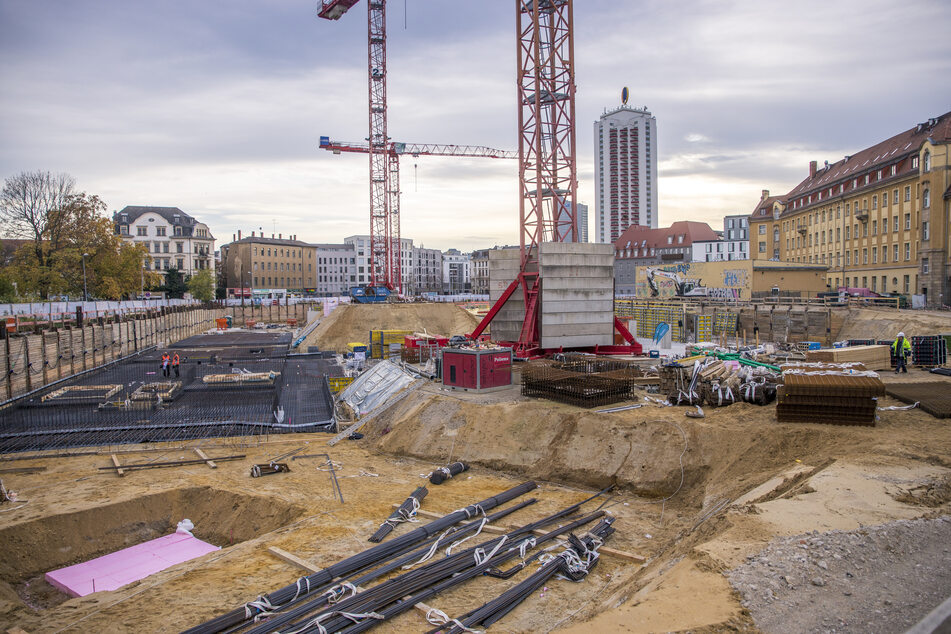 Seit Baubeginn im März 2022 hat sich einiges getan. Mehr als 115.000 Tonnen Erde wurden bereits ausgehoben. Im Hintergrund ist die Bodenplatte der Tiefgarage zu erkennen.