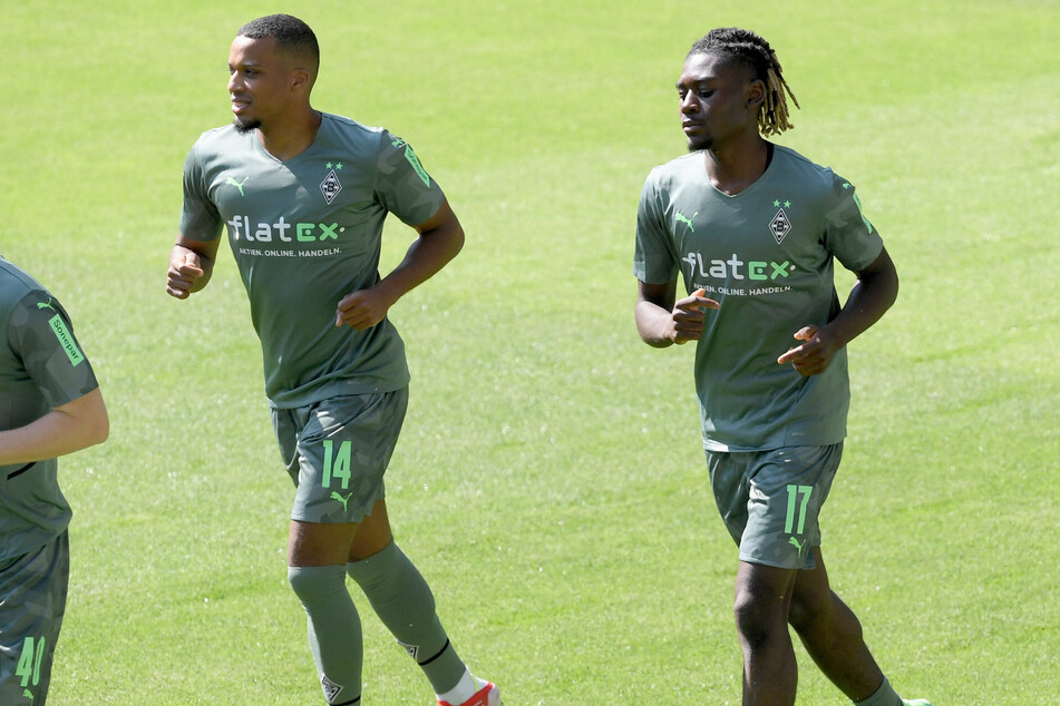 Bis ihn eine Verletzung stoppte: Zu Beginn der Saison-Vorbereitung trainierte Borussia-Neuzugang Manu Koné (20, r.) noch ohne Beschwerden mit. Hier neben Angreifer Alassane Plea (28).