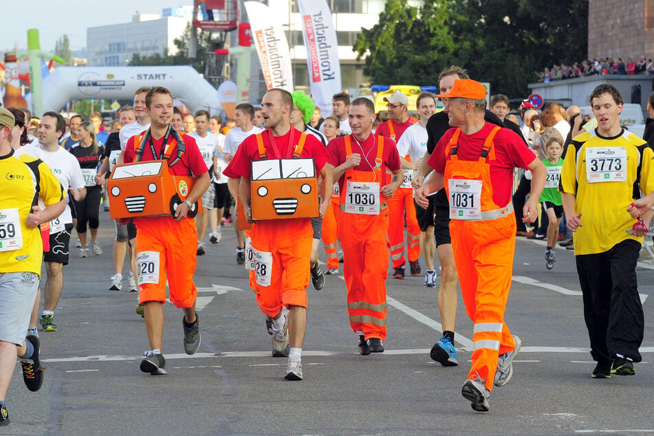 Das Team vom ASR läuft in typischer Müllreinigungs-Montur.