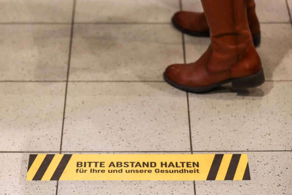 Eine Markierung auf dem Boden weist auf die Abstandsregel hin. (Symbolbild)