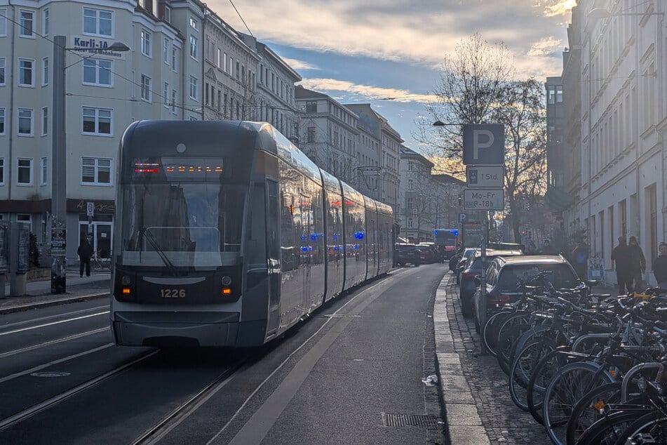 Die nachfolgende Straßenbahn konnte nicht mehr weiterfahren.