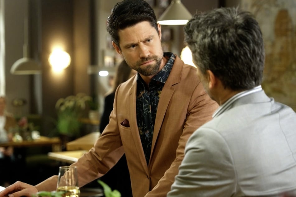 Victoria (Caroline Schreiber, 63) plant, Julius (Jan Stapelfeldt, 43) in den Aufsichtsrat zu holen, um Richard (Florian Odendahl, 51) zu kontrollieren!