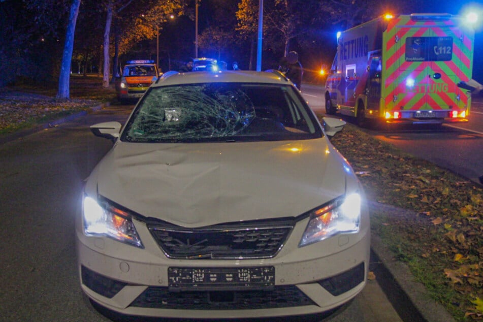 Die Windschutzscheibe ist bei dem Unfall eingedrückt worden. Der Fußgänger verstarb.
