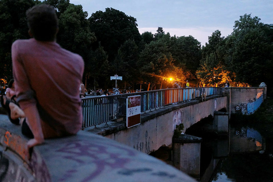 Auf der Leipziger Sachsenbrücke kehrt offenbar langsam wieder Ruhe ein.