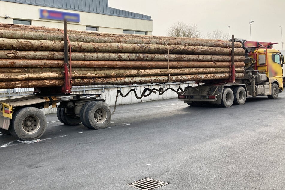 Schon auf den ersten Blick kam den Polizisten der Verdacht, dass dieser Holz-Transport erheblich überladen war.