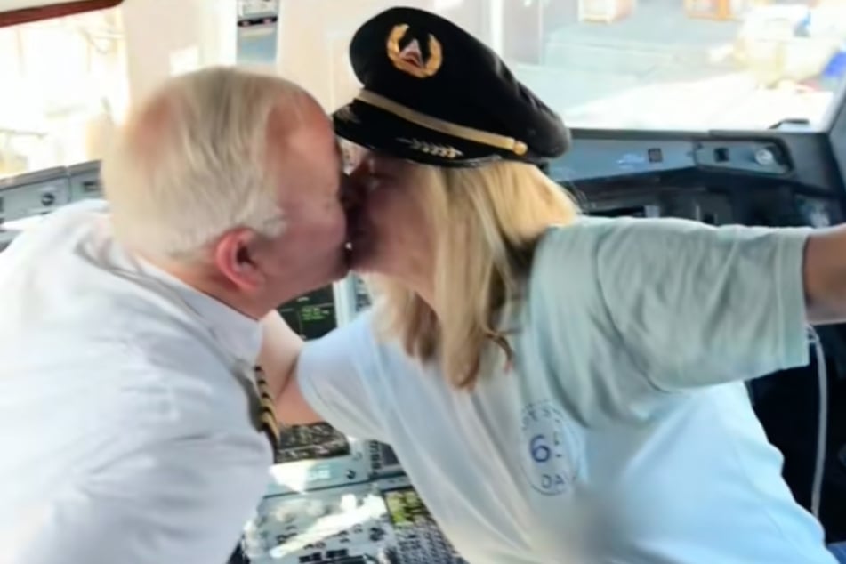 Baiser avec sa femme dans le cockpit : Steve Wilson (65 ans) a savouré son départ à fond.