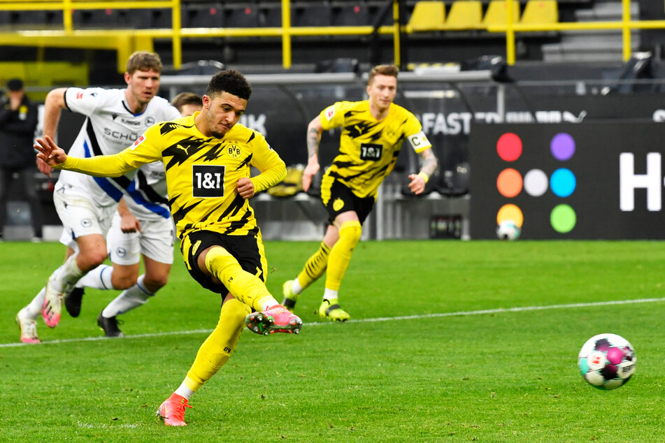 Jadon Sancho (2.v.r.) trifft vom Elfmeterpunkt zum 2:0 für den BVB. Zuvor war Marco Reus (r.) gefoult worden.