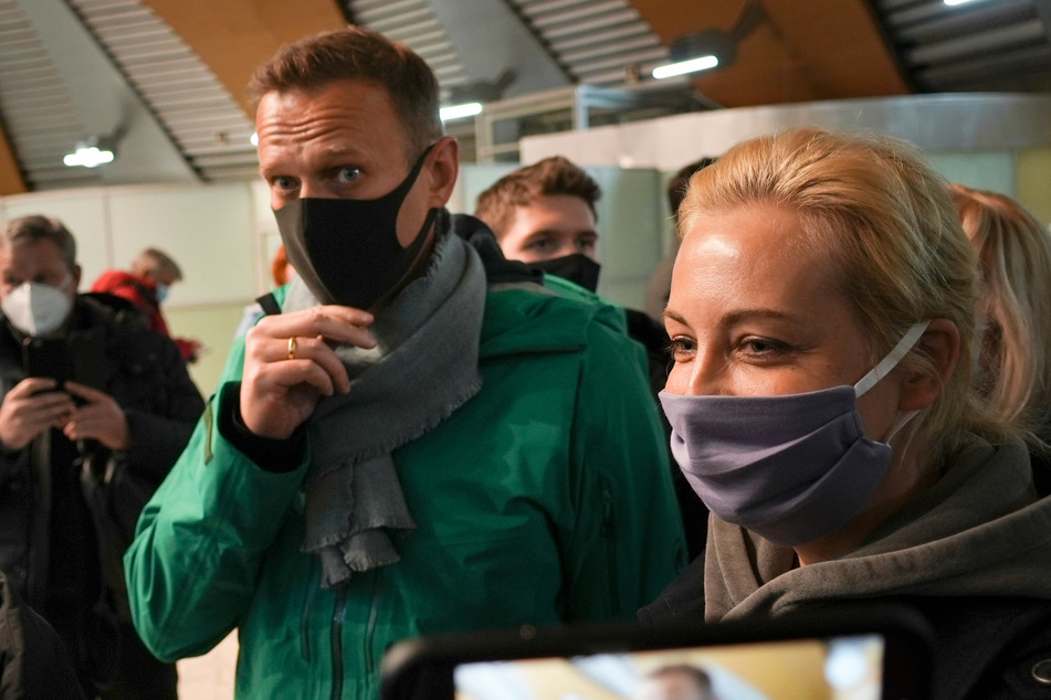Alexej Nawalny (44, l.) und seine Frau Julia (r.) stehen am Flughafen Scheremetjewo in der Schlange zur Passkontrolle.