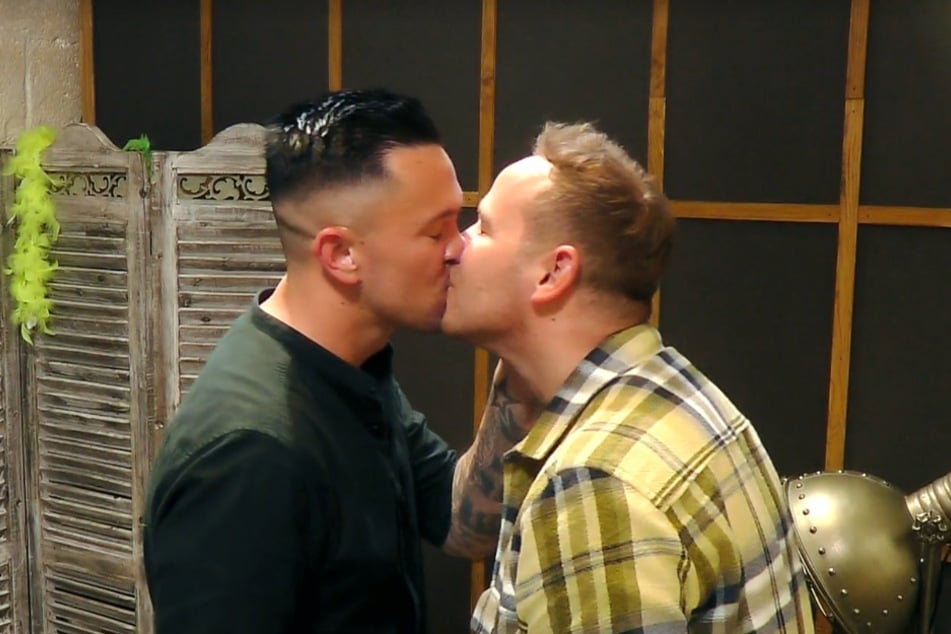 Kevin (29, l.) und Dennis (36) erlebten bei "First Dates" ihren ersten Kuss - und wurden nach der Show ein Paar.