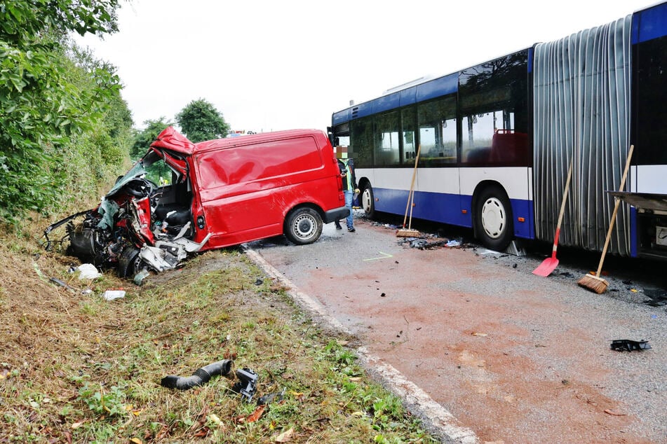 Das Wrack des roten Transporters landete zur Hälfte im Straßengraben.