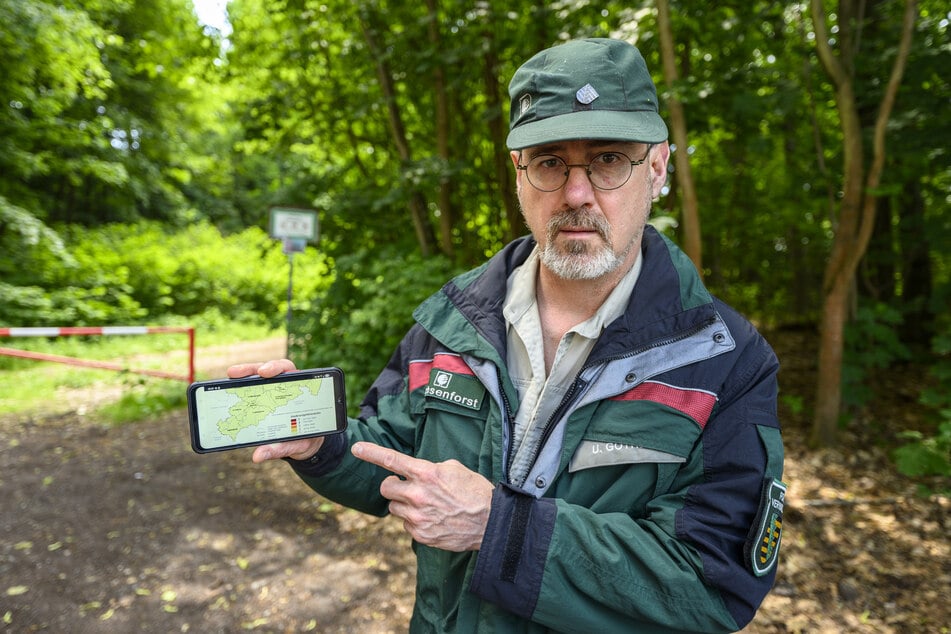 Revierförster Ullrich Göthel (57) zeigt, in welchen Gebieten welche Warnstufe gilt.