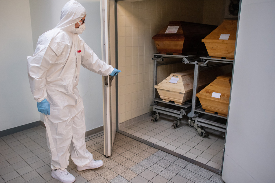 In Deutschland sind seit Beginn der Pandemie bereits mehr als 44.400 Menschen am Coronavirus gestorben.