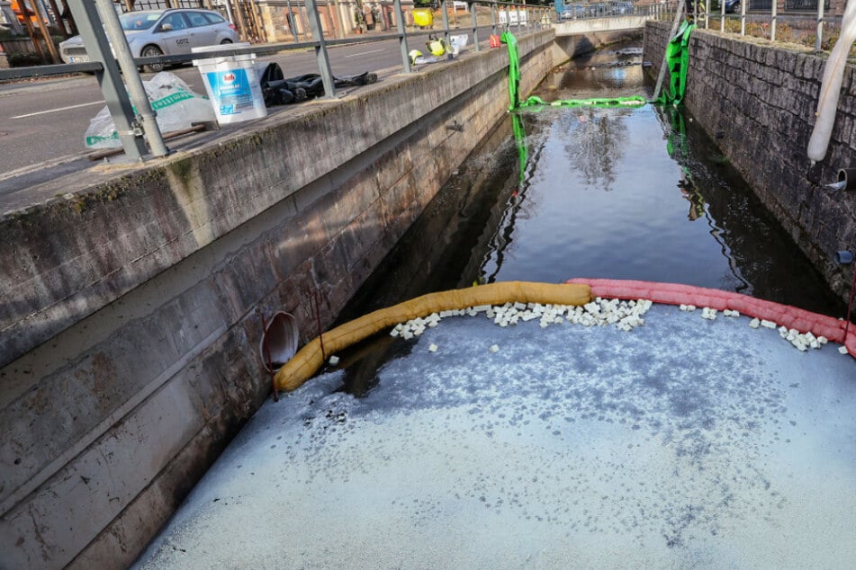 Ölfilm sorgt für Feuerwehreinsatz und Straßensperrung