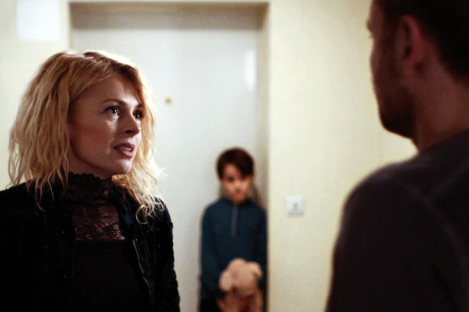 Jessica (l., Isabell Gerschke) verliebt sich in Markus (r. Max Riemelt) und vertraut ihm auch ihren Sohn Arthur (Oskar Netzel) an.