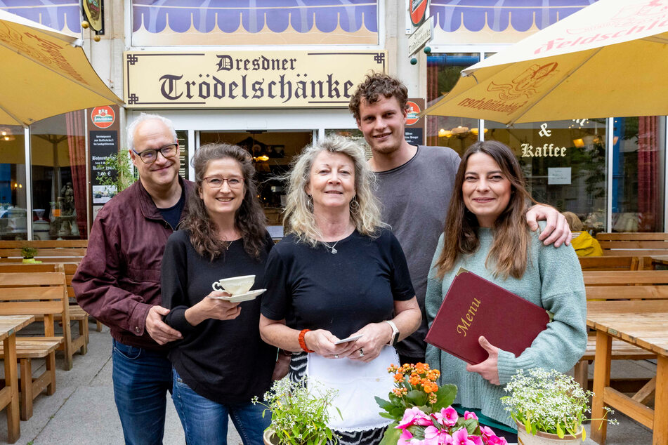 Die "Trödelschänke"-Crew hofft auf viele Gäste (v.l.): Thomas Lösche (55), Sabine Jordan (51), Annette Opitz (66), Stefan Pfitzner (32) und Chefin Nicole Nitschke (41).
