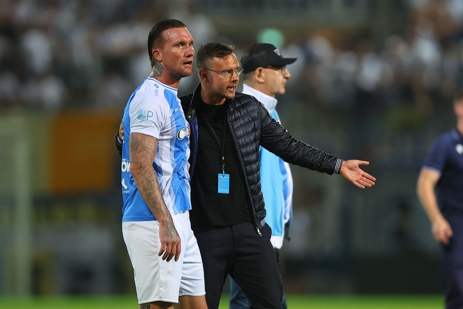 Sportchef Chris Löwe (37, r., mit Jan Löhmannsröben) ist zufrieden mit 17 Punkten aus sieben Spielen.