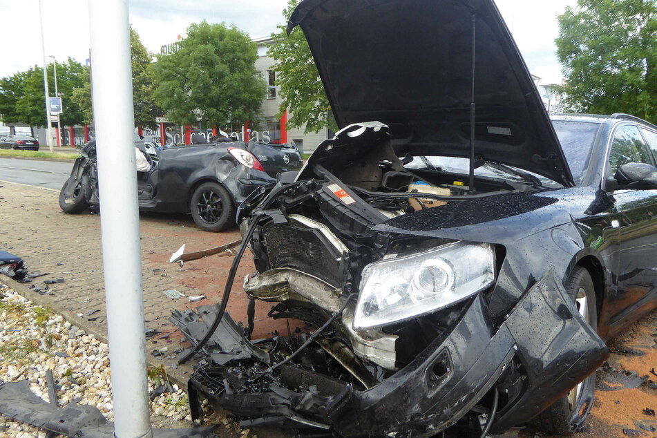 Heftiger Crash in Zwickau: Audi kracht frontal mit Opel zusammen, drei Verletzte