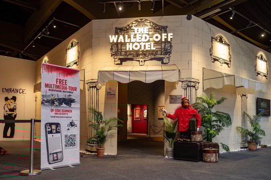 Ein Affe im Pagenkostüm begrüßt die Gäste und setzt den Ton für seine Ausstellung - voller Ironie, Gesellschaftskritik und tiefgründiger Aussagen.