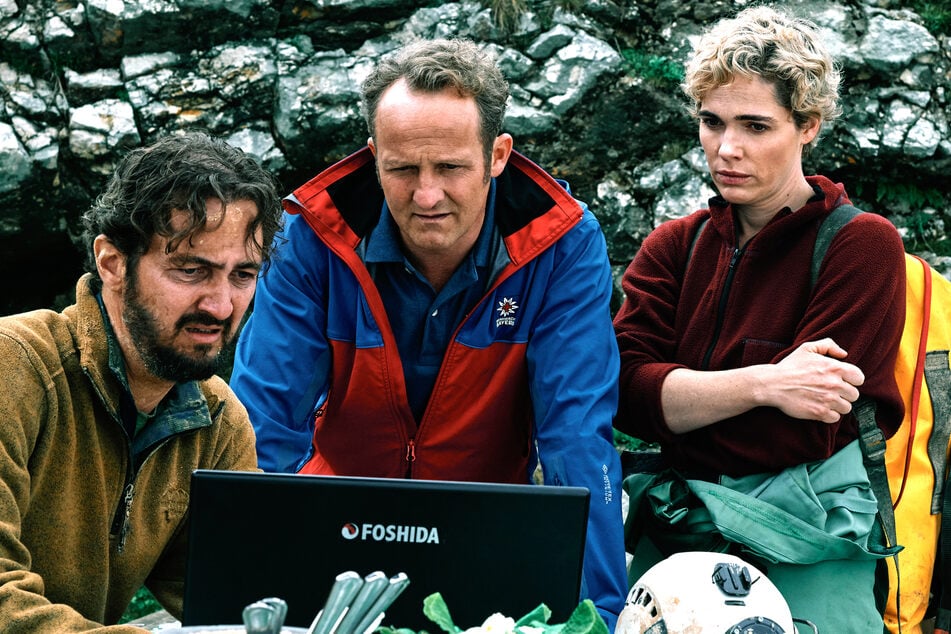 Ralf Sommer (l.) zeigt Bergwacht-Einsatzleiter Bertram Erhardt und der Salzburger Höhlenforscherin Birgit Eberharter, was passiert ist.