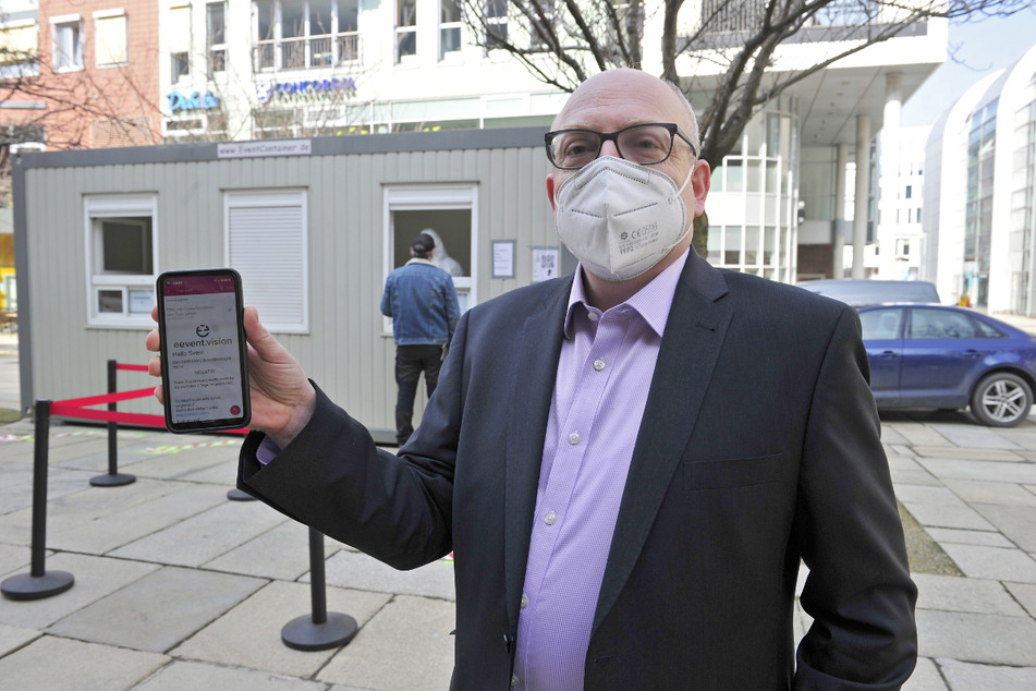 Stolz zeigt Sven Schulze (49) sein Ergebnis auf dem Handy: "Sven - negativ".