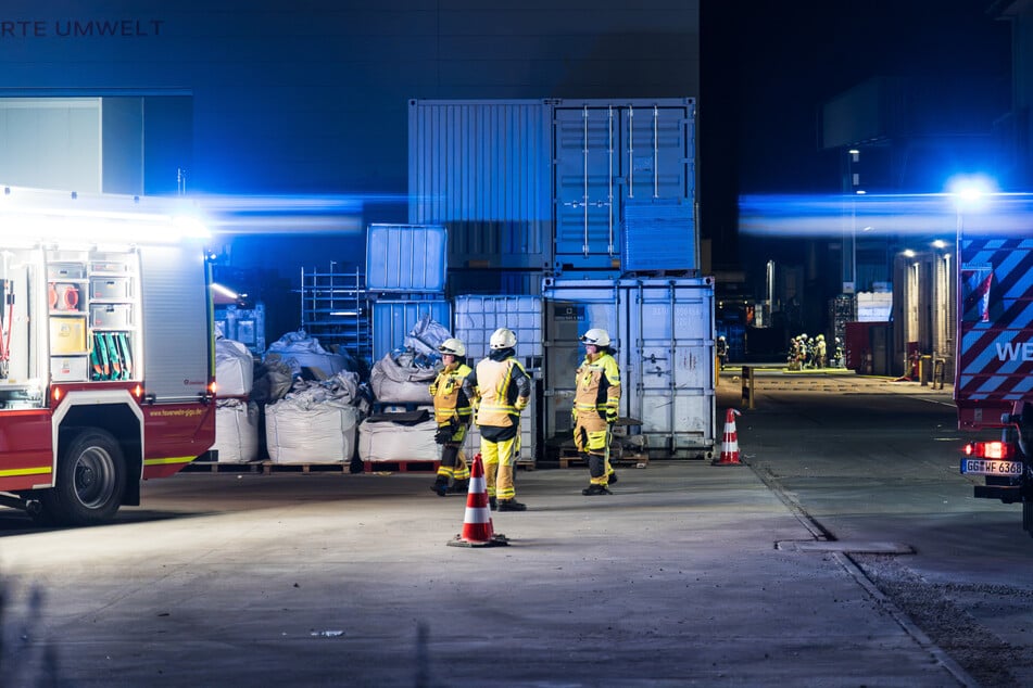In Ginsheim-Gustavsburg (Landkreis Groß-Gerau) kam es in der Nacht zum Mittwoch zu einem größeren Feuerwehreinsatz bei einer Batterie-Recyclingfirma.