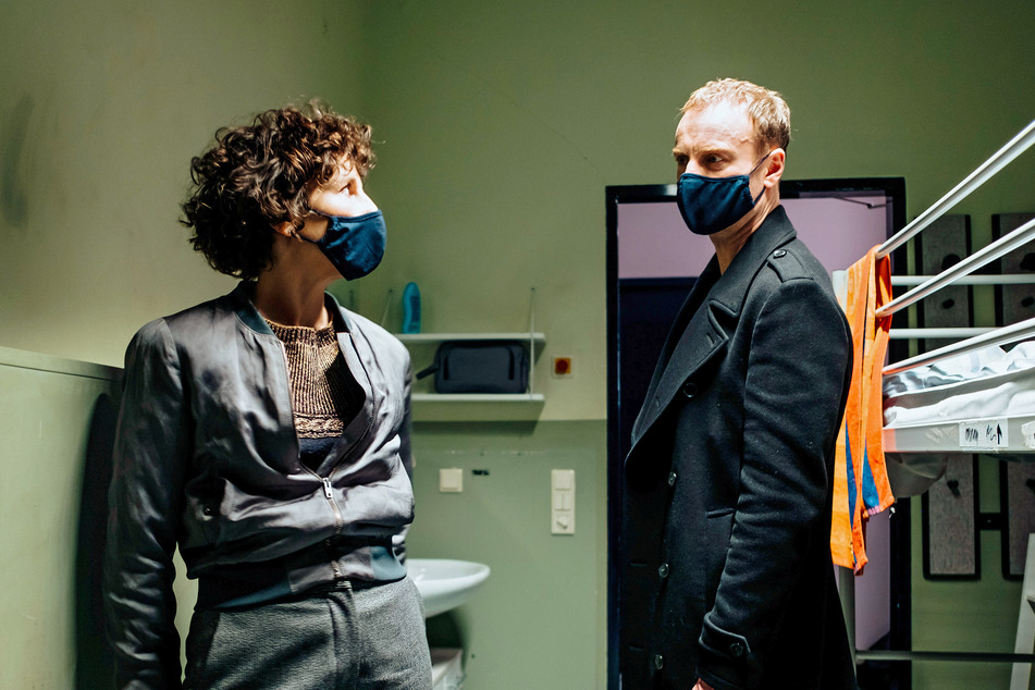 Der letzte neue "Tatort" vor der Pause kommt aus Berlin: "Die dritte Haut". Mit Rubin (Meret Becker) und Karow (Mark Waschke) - hier in einer Notunterkunft für Menschen, die zwangsgeräumt wurden.