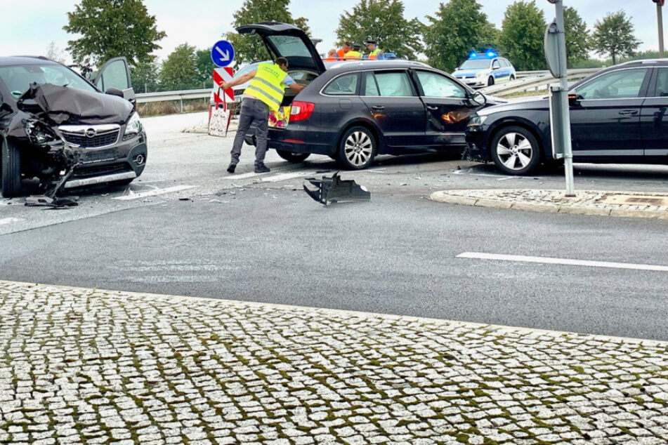 Unfall A17: Drei Autos kollidieren südlich von Dresden: Zwei Kleinkinder in Klinik