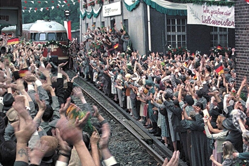 1954 fuhren die deutschen Fußball-Weltmeister noch mit dem Zug nach Hause.