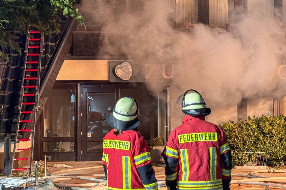 In den Kellerräumen eines Hotels in Asendorf brach ein Brand aus. Feuerwehr und Rettungsdienst kamen mit zahlreichen Kräften zu Hilfe.