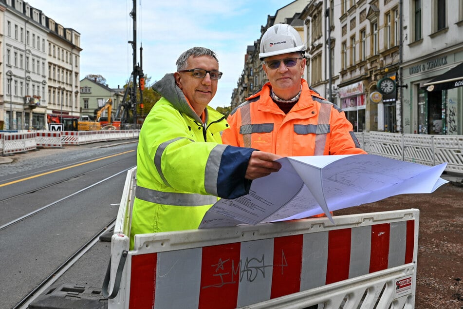 Die beiden Projektleiter Steffen Lohmann (51, l.) und Alexander Richter (63) an der Baustelle.