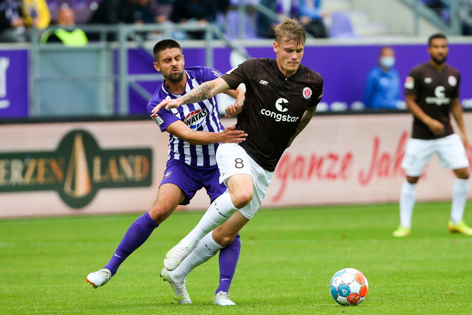 Hiergeblieben! Dimitrij Nazarov (31) hält Paulis Eric Smith mit allen Mitteln auf.