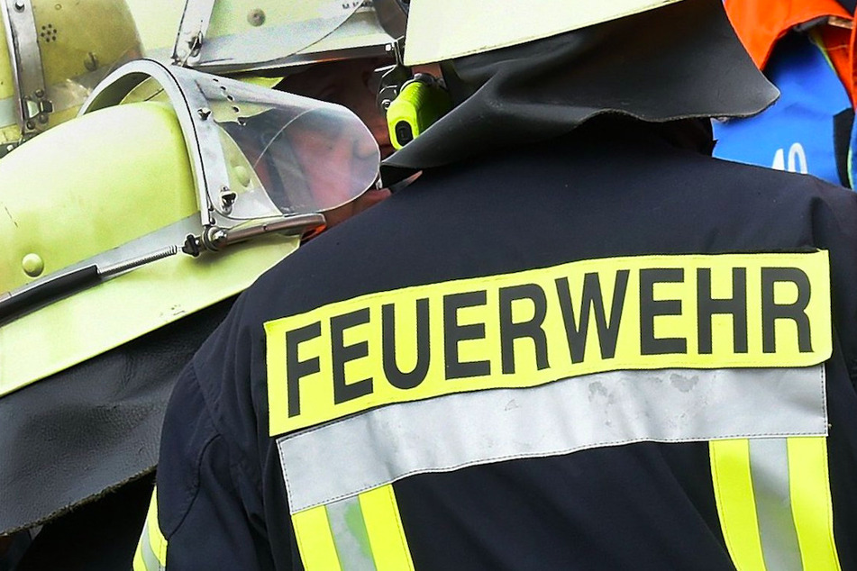 Die Feuerwehr konnte verhindern, dass der Brand auf weitere Gebäude übergreift. (Symbolbild)