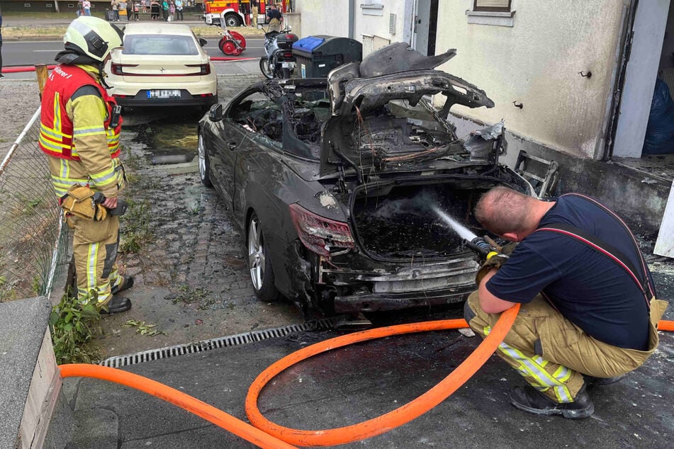 Dresden: Brandstiftung: Mercedes auf der Budapester Straße abgefackelt!