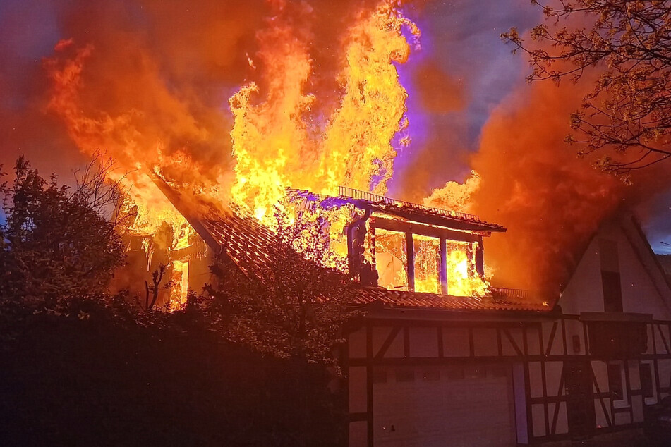 Flammenmeer zerstört Einfamilienhaus