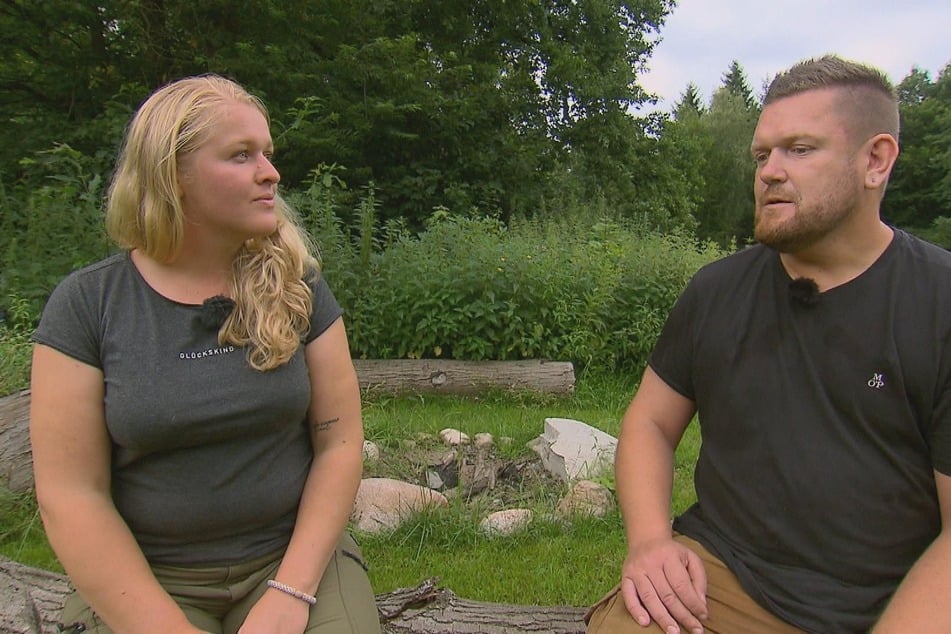 Christoph (37) teilt Insa (29) seine Entscheidung, den Hof zu verlassen, mit.