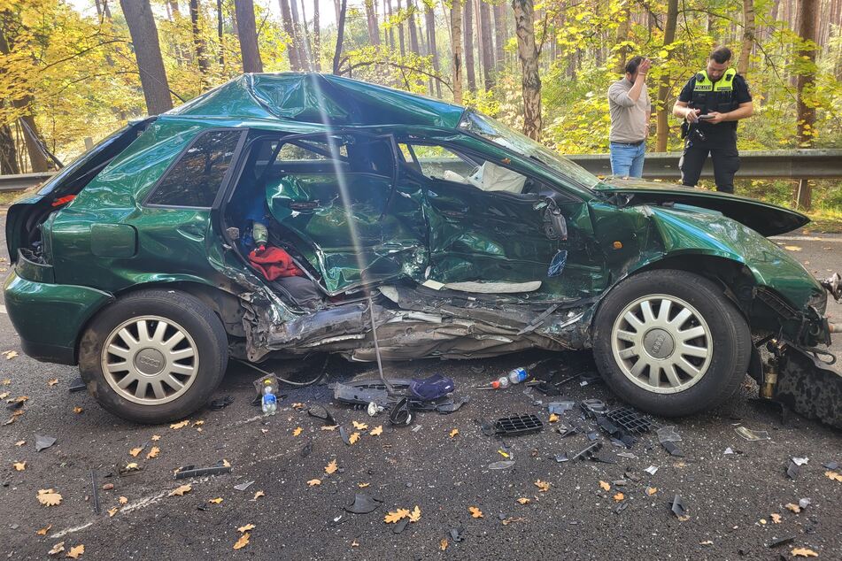 Der beteiligte Audi erlitt Totalschaden. Beide Insassen wurden schwer verletzt.