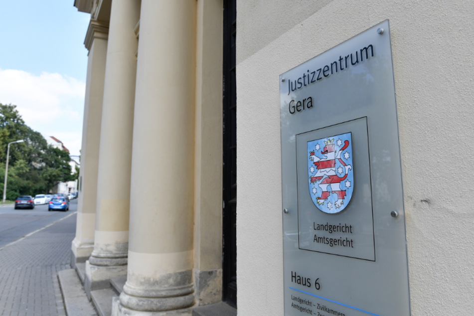 Ein Schild weist auf das Amtsgericht und das Landgericht in Gera hin. (Archiv)